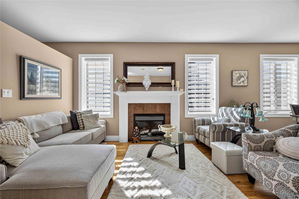6760 St Andrews Circle, Plympton-Wyoming, ON - Indoor Photo Showing Living Room With Fireplace