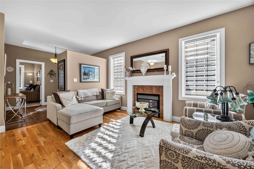 6760 St Andrews Circle, Plympton-Wyoming, ON - Indoor Photo Showing Living Room With Fireplace