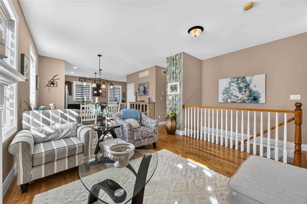 6760 St Andrews Circle, Plympton-Wyoming, ON - Indoor Photo Showing Living Room