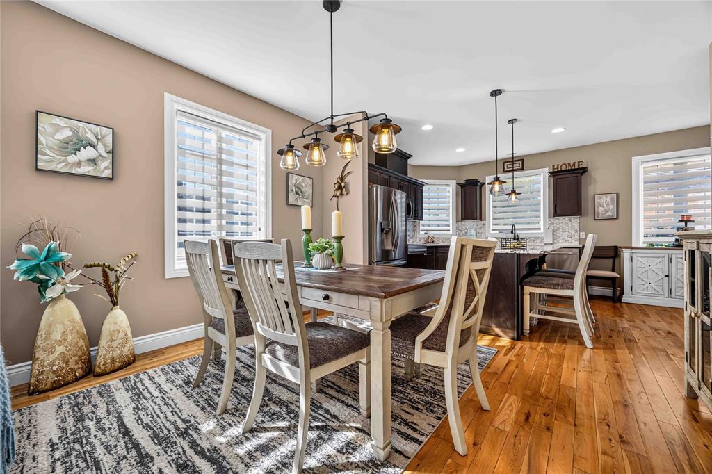 6760 St Andrews Circle, Plympton-Wyoming, ON - Indoor Photo Showing Dining Room