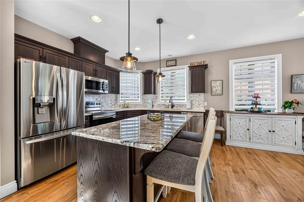 6760 St Andrews Circle, Plympton-Wyoming, ON - Indoor Photo Showing Kitchen With Upgraded Kitchen