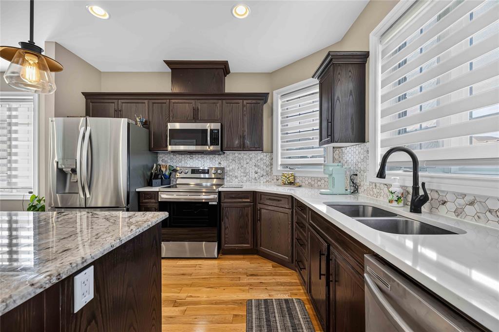 6760 St Andrews Circle, Plympton-Wyoming, ON - Indoor Photo Showing Kitchen With Double Sink With Upgraded Kitchen