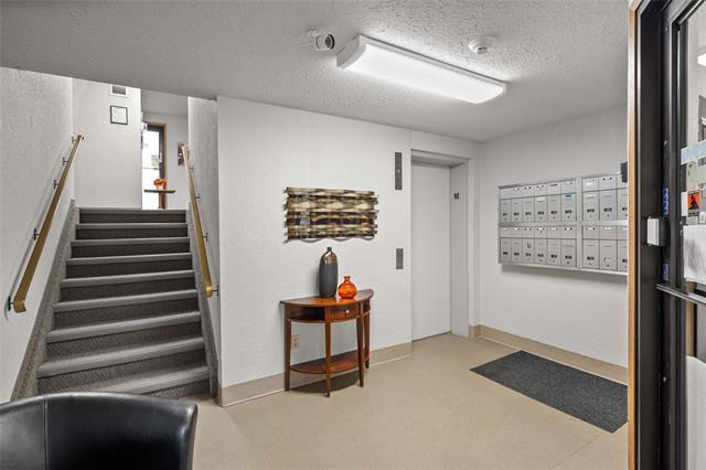108-687 St Anne'S Rd, Winnipeg, MB - Indoor Photo Showing Other Room