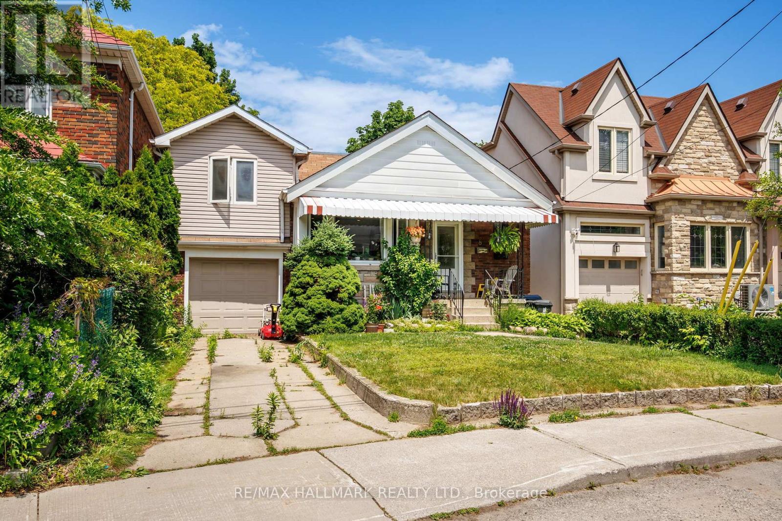 8 Davies Crescent, Toronto, ON