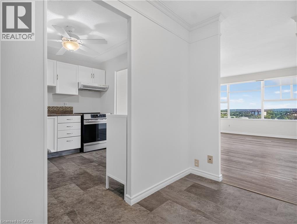 Kitchen featuring white cabinetry, stainless steel range, and a ceiling fan - 7 Gale Crescent Unit# 1107, St. Catharines, ON