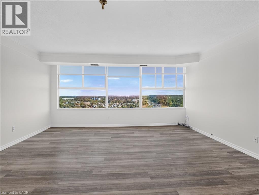 Expansive window array, wood-finish flooring, crown molding, and a high ceiling - 7 Gale Crescent Unit# 1107, St. Catharines, ON
