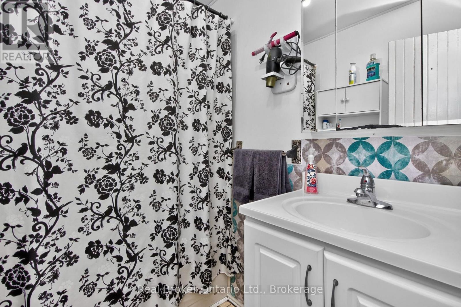 Main Bath - 179 Seventh Street, Midland, ON