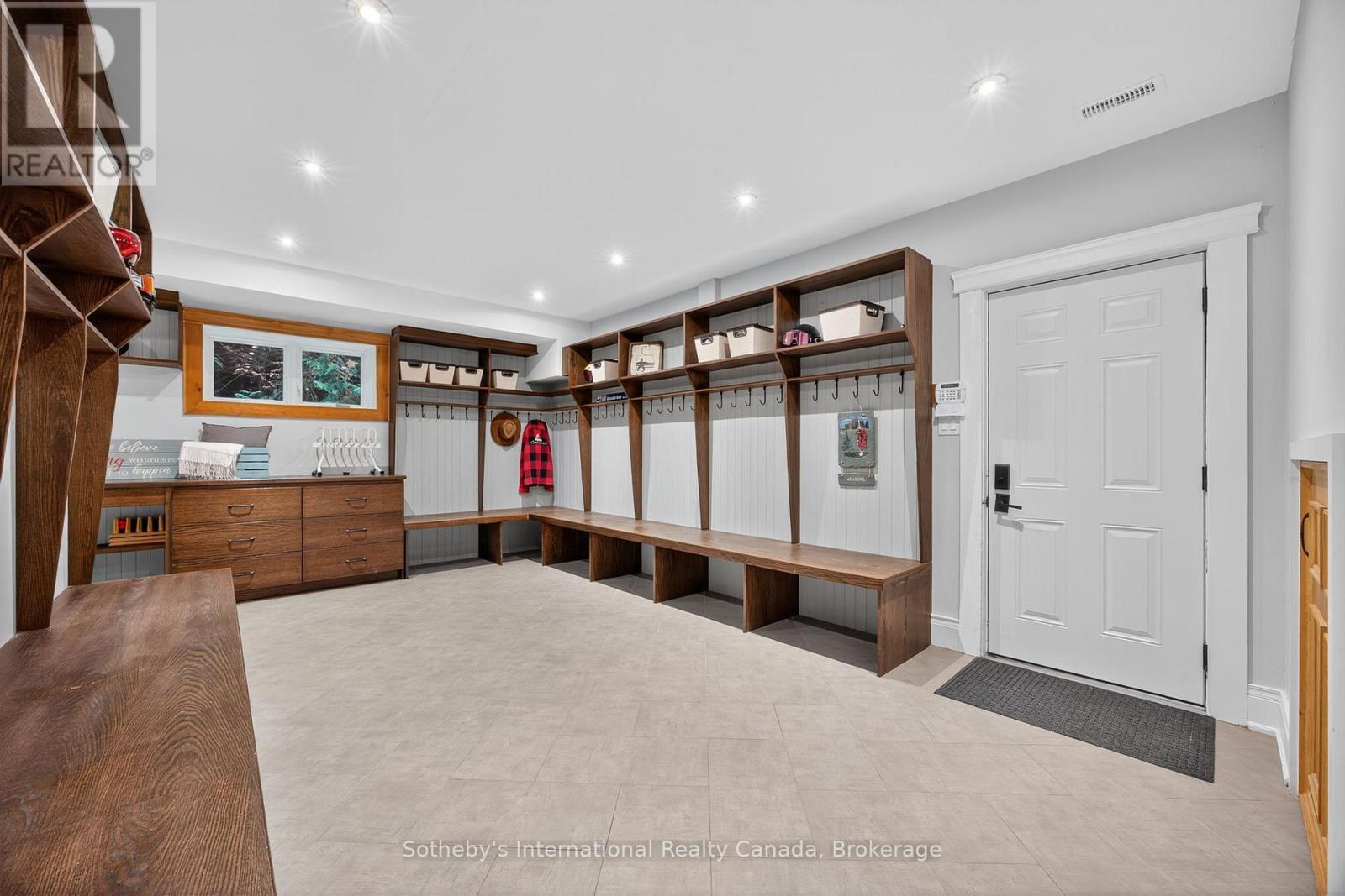 Mud/Laundry Heated Floors access to garage - 112 Arrowhead Crescent, Blue Mountains, ON