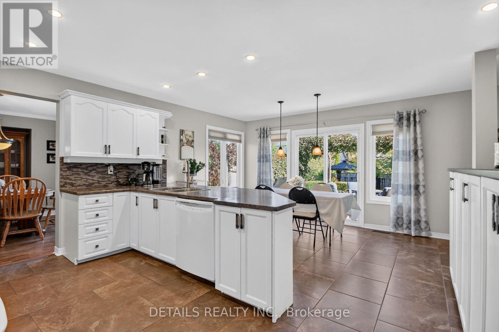 10 Forest Creek Drive, Ottawa, ON
