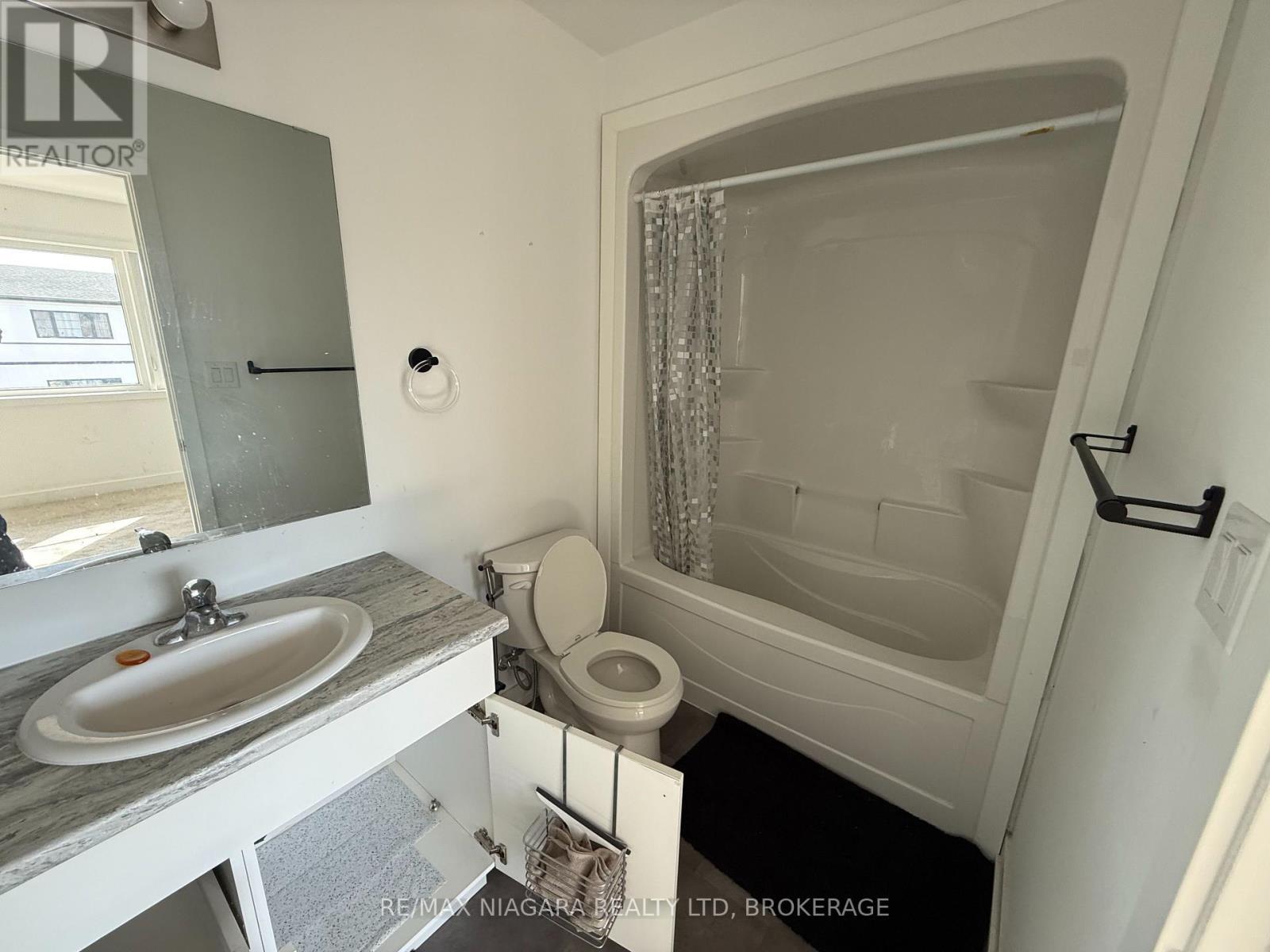 824 - 4263 Fourth Avenue, Niagara Falls (Downtown), ON