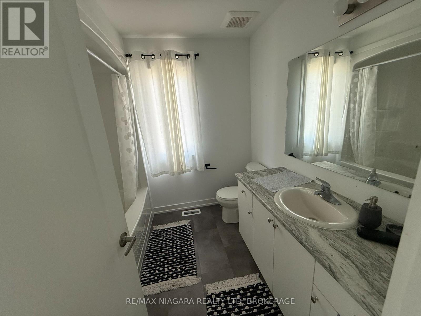 824 - 4263 Fourth Avenue, Niagara Falls (Downtown), ON