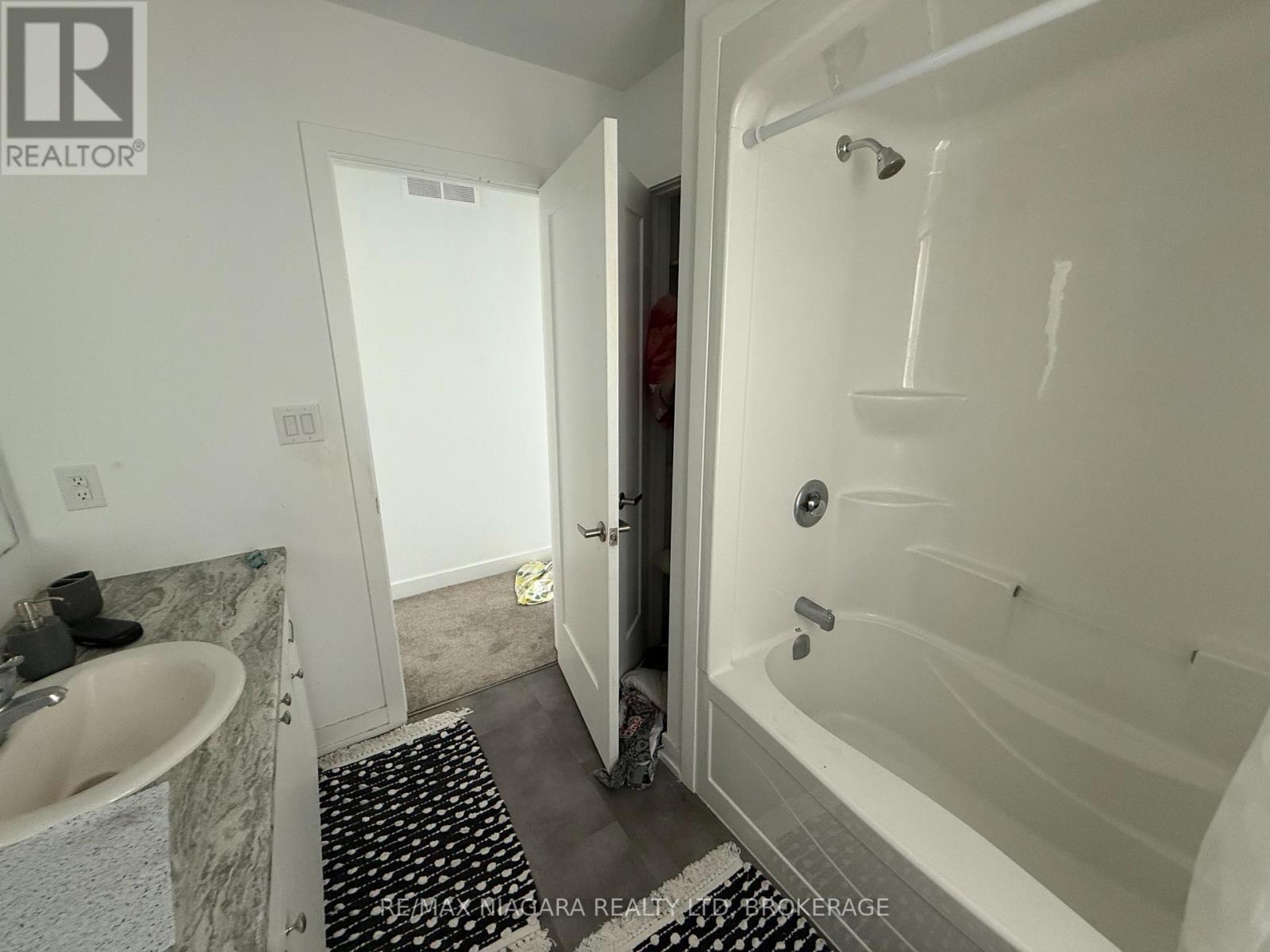 824 - 4263 Fourth Avenue, Niagara Falls (Downtown), ON