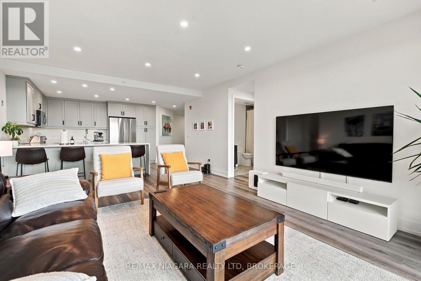 Open-concept kitchen and living space - 509B - 300B Fourth Avenue, St. Catharines (Ridley), ON