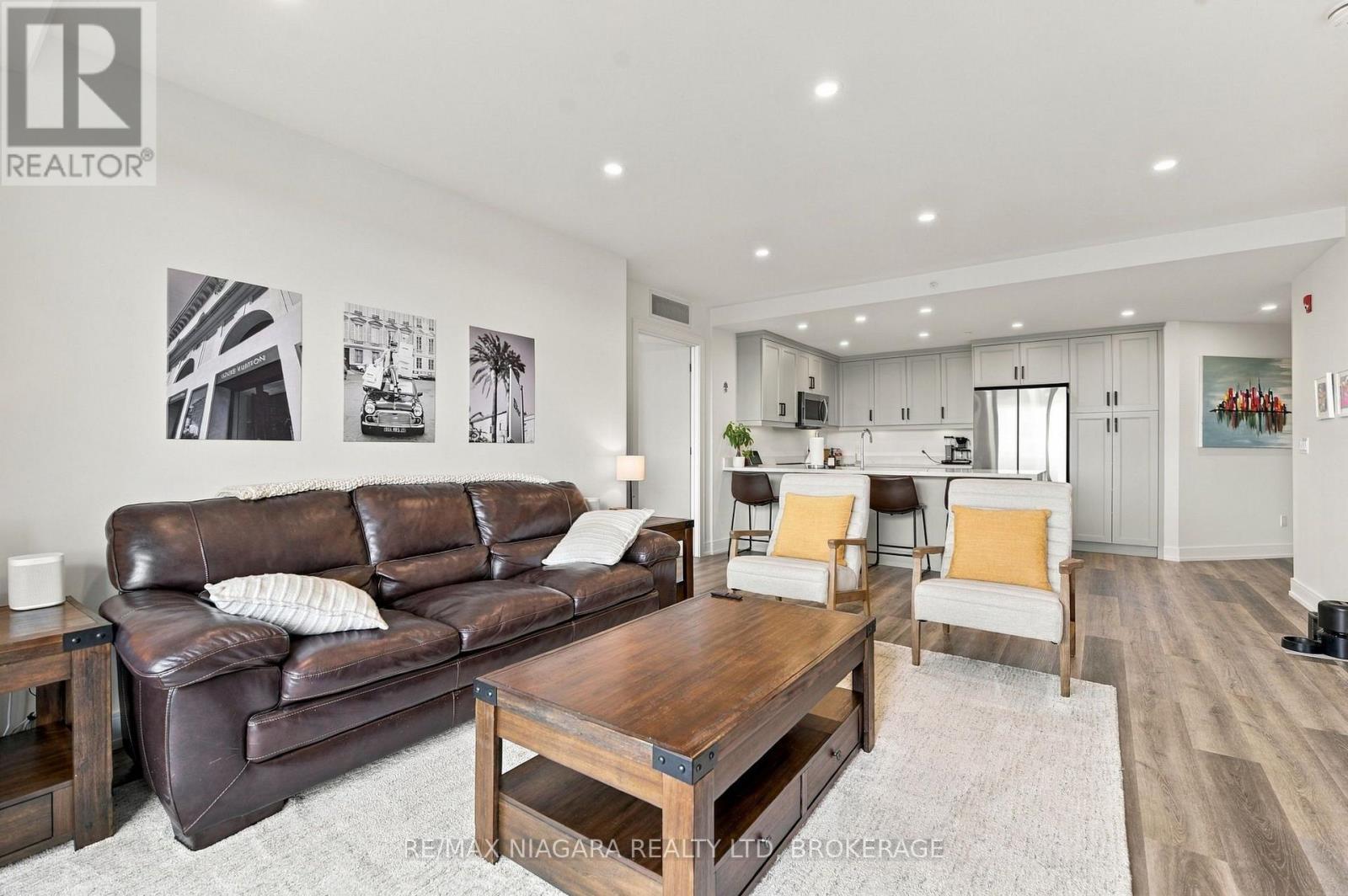 Open-concept kitchen and living space - 509B - 300B Fourth Avenue, St. Catharines (Ridley), ON