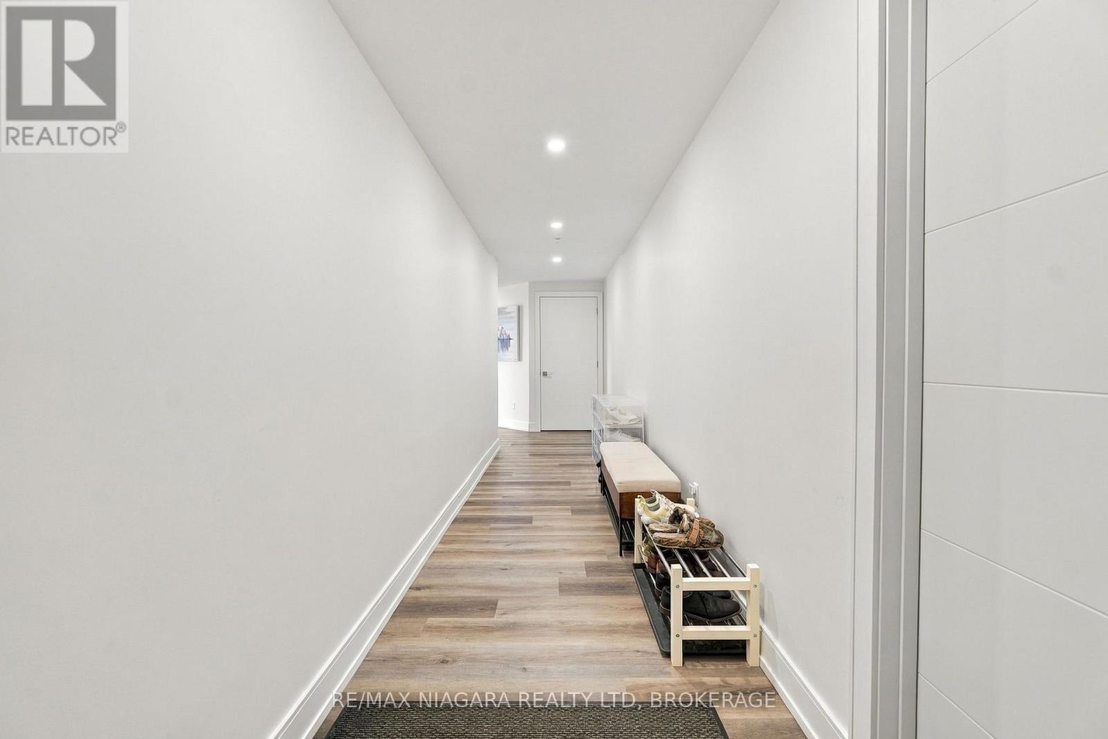Entry foyer with two closets (storage and coat) - 509B - 300B Fourth Avenue, St. Catharines (Ridley), ON