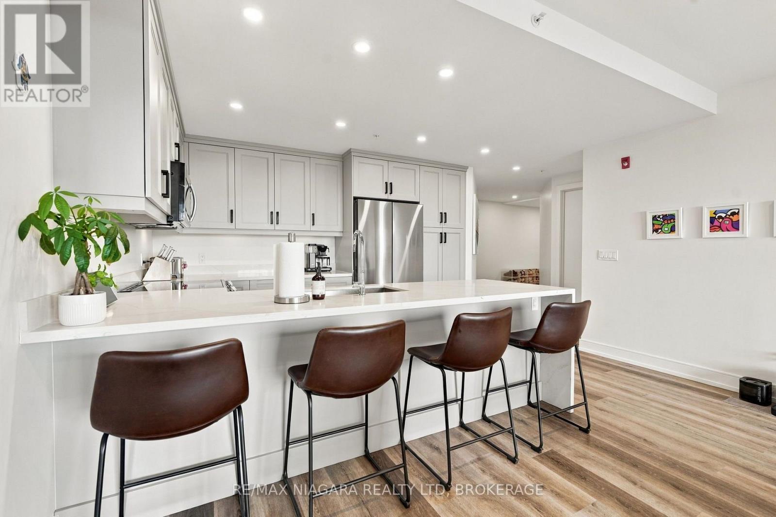 Open-concept kitchen and living space - 509B - 300B Fourth Avenue, St. Catharines (Ridley), ON