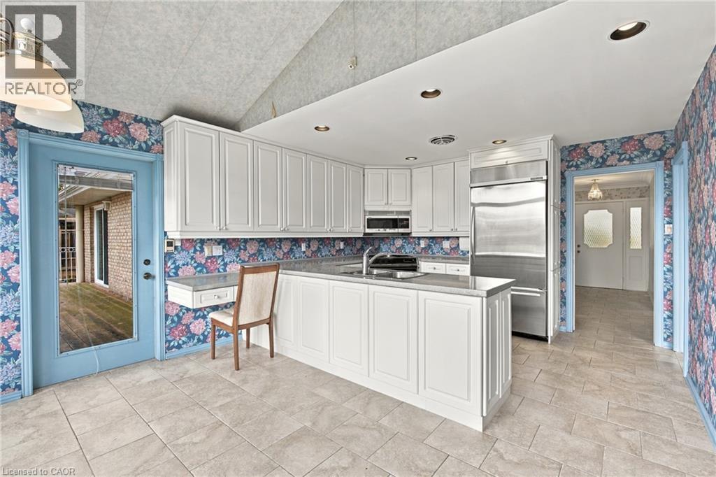 26 Leslie Drive, Hamilton, ON