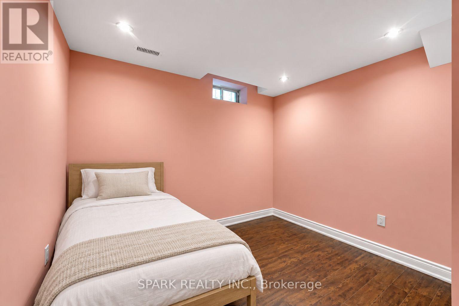 4 Cutts Crescent, Hamilton, ON