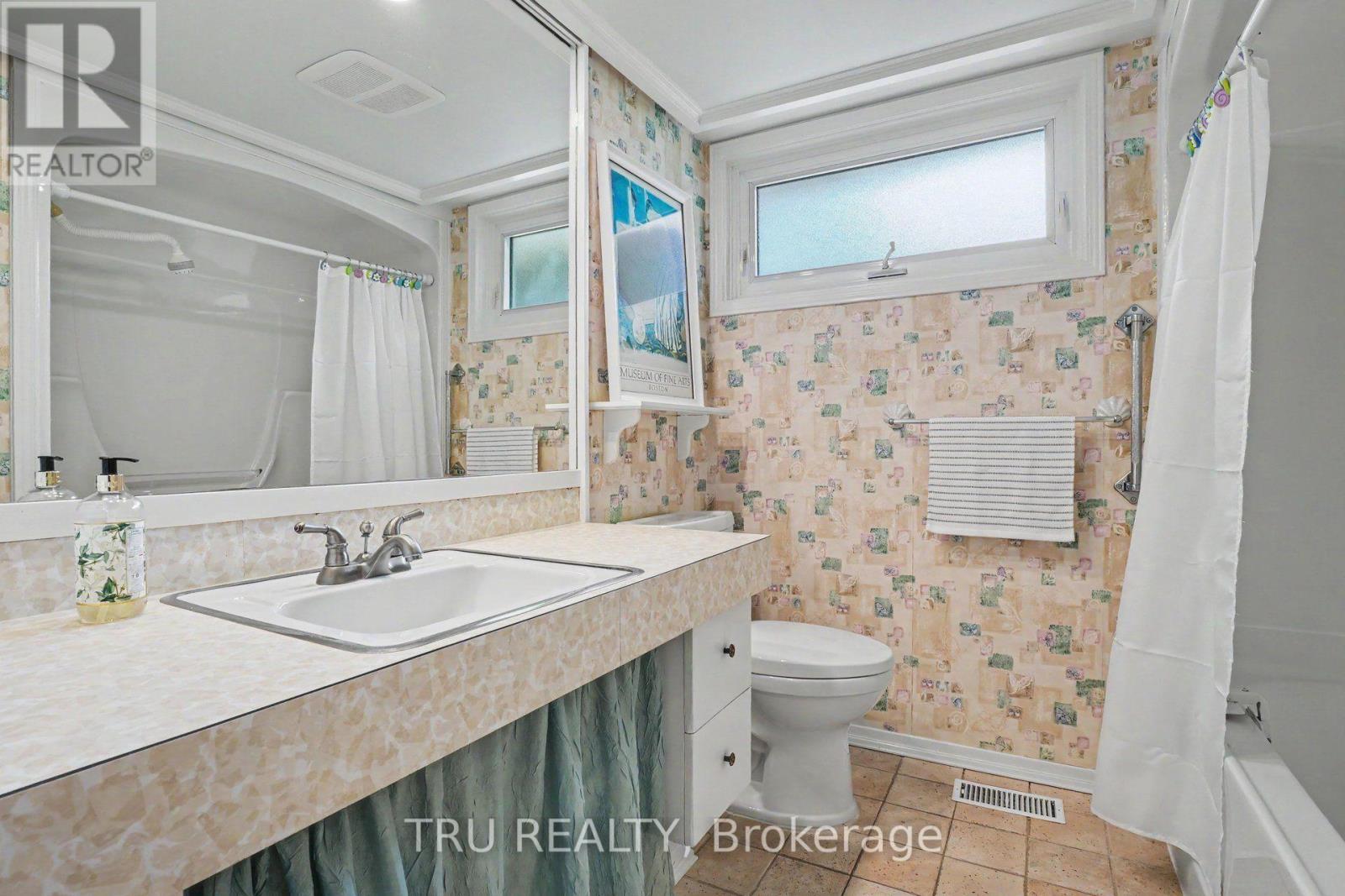 Full Bath Main Floor - 1174 Cameo Drive, Ottawa, ON