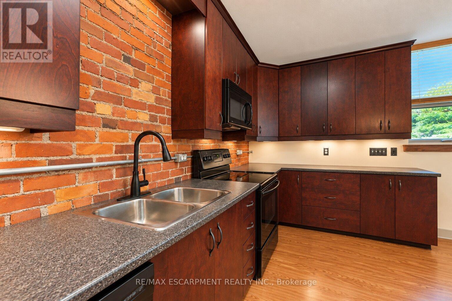 16 - 357 Hunter Street W, Hamilton, ON