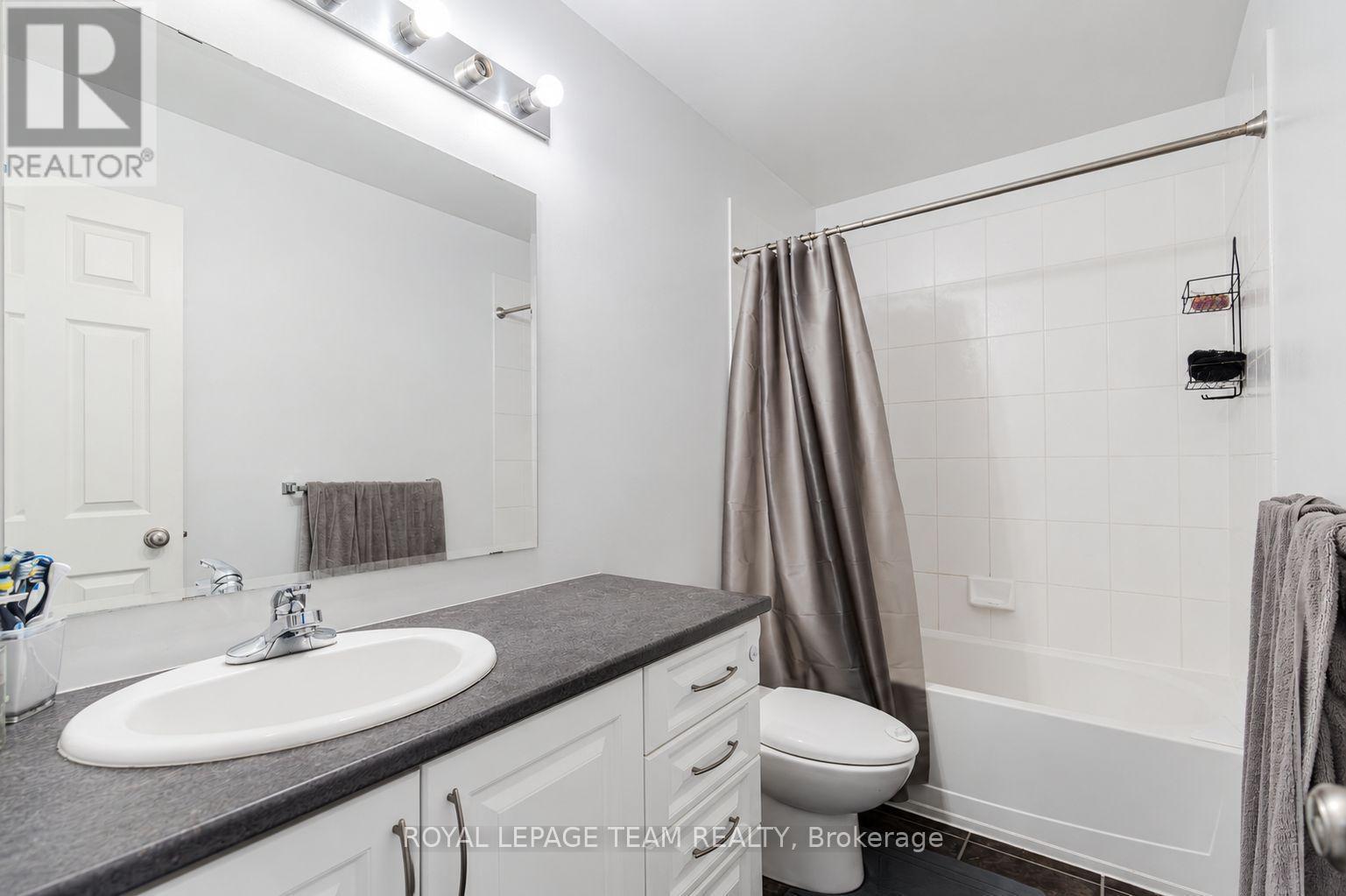 Full bathroom - 316 Bryarton Street, Ottawa, ON