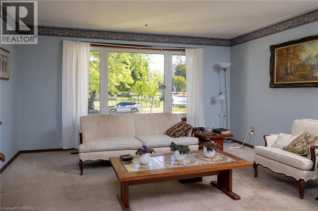 Wall-to-wall carpeting throughout - 52 Brier Park Road, Brantford, ON