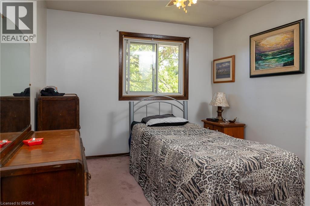 Window with wood-finish trim - 52 Brier Park Road, Brantford, ON