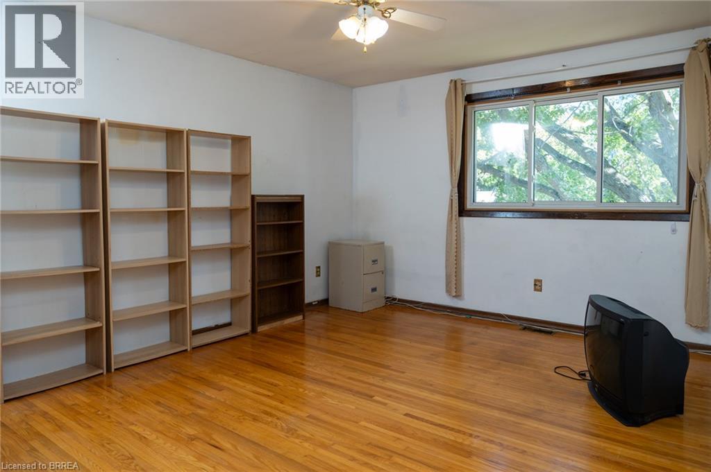 Hardwood flooring, painted walls, large window with natural light, ceiling fan - 52 Brier Park Road, Brantford, ON