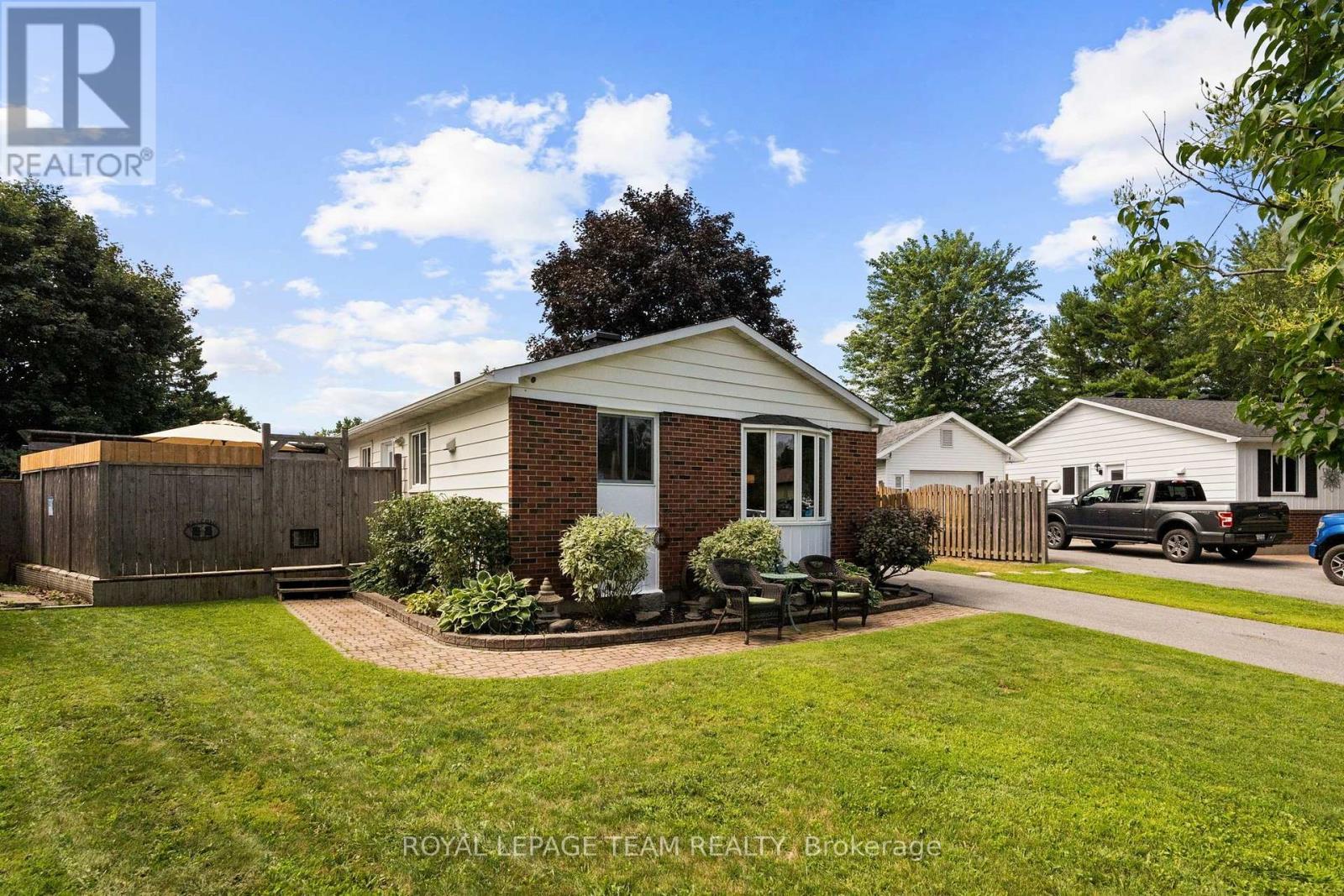 27 Ballantrae Way, Ottawa, ON