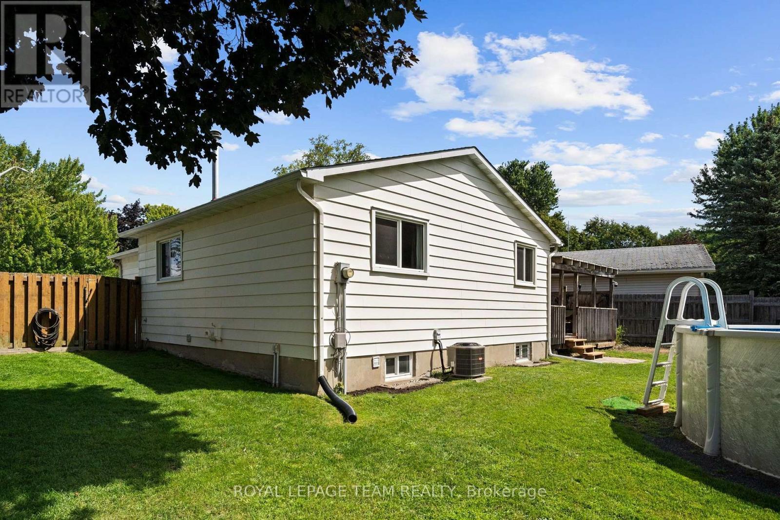 27 Ballantrae Way, Ottawa, ON