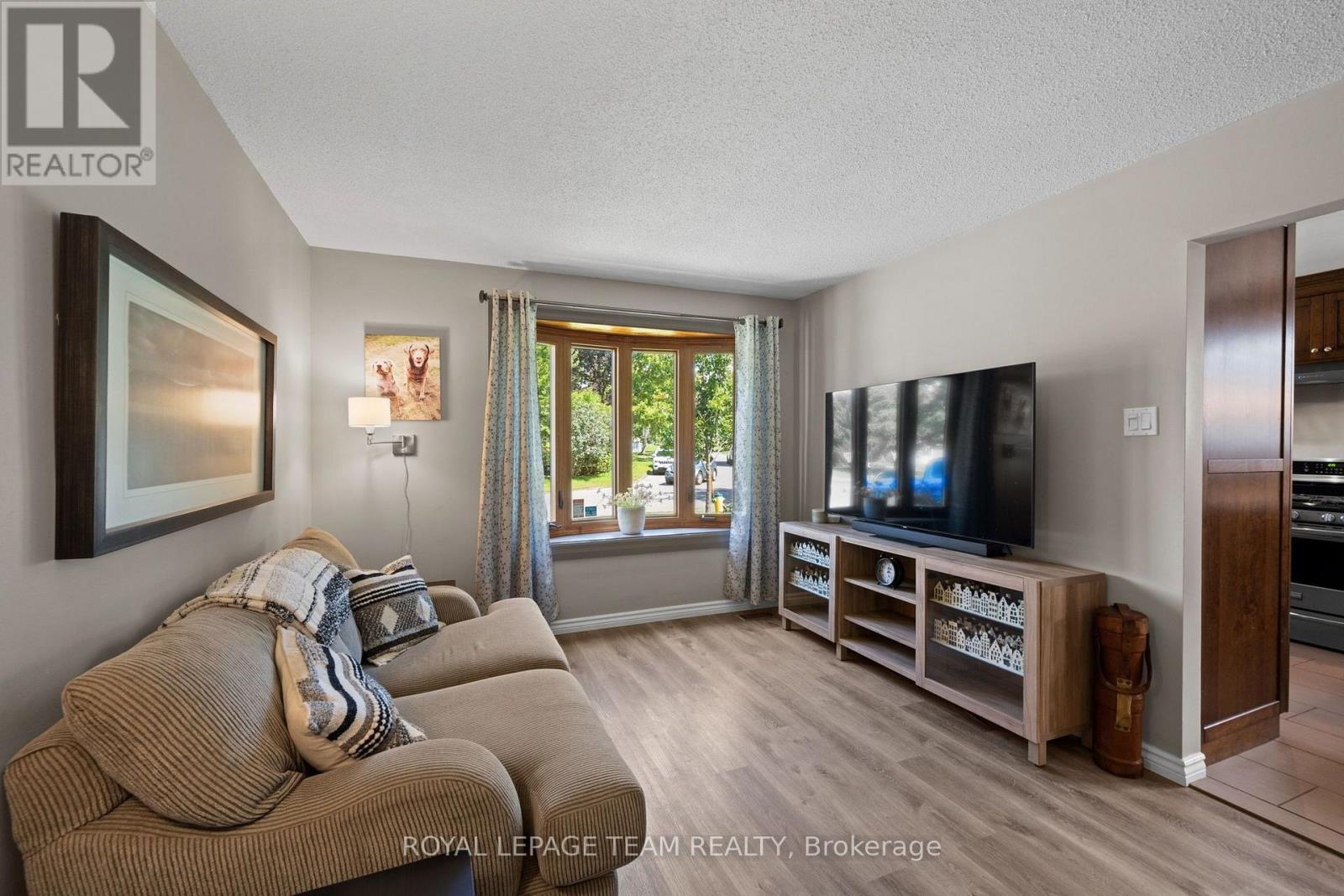 27 Ballantrae Way, Ottawa, ON