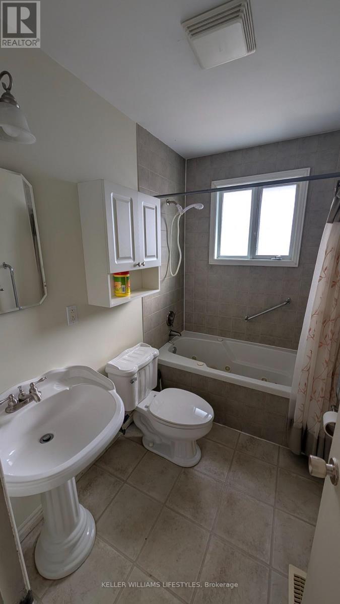 Main floor bath with jetted tub - 17 Nightingale Drive, North Bay (Ferris), ON