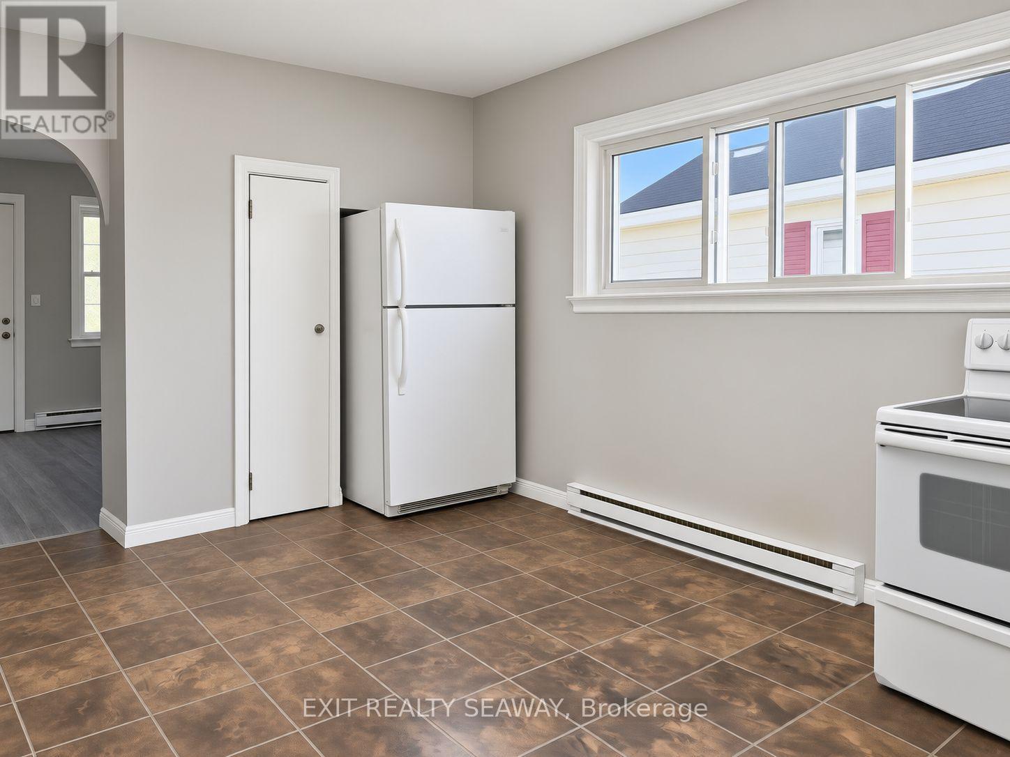 Eat in Kitchen with Appliances - 603 Walton Street, Cornwall, ON