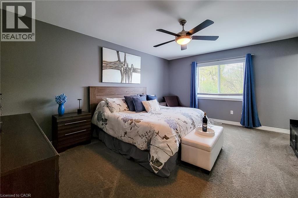 Wall-to-wall carpeting, window with blinds, and a built-in ceiling fan with light - 4274 Sixth Avenue, Niagara Falls, ON