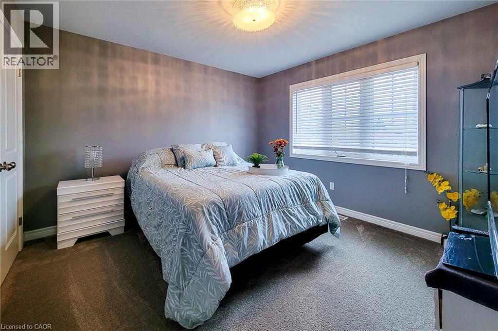 Neutral-toned carpeting throughout - 4274 Sixth Avenue, Niagara Falls, ON
