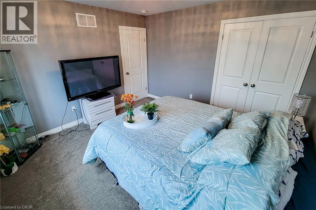 Neutral gray wall color - 4274 Sixth Avenue, Niagara Falls, ON
