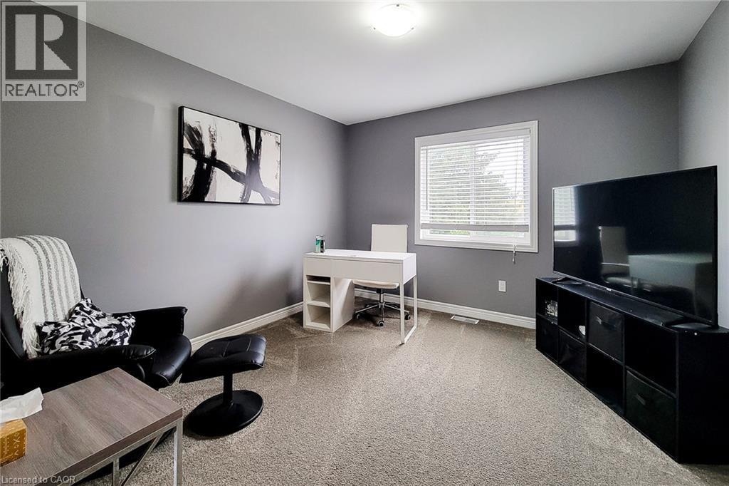 Neutral gray wall paint, white window blinds, white window trim, overhead flush-mount lighting, and light gray carpet - 4274 Sixth Avenue, Niagara Falls, ON