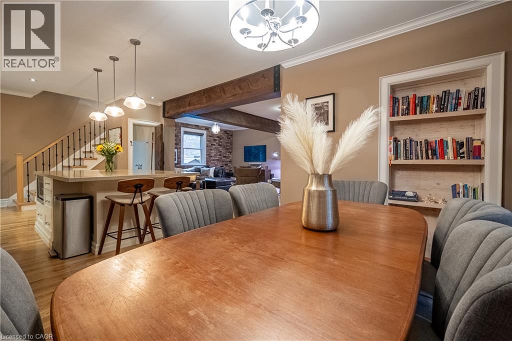 Built-in shelving, crown molding, and wood-finish flooring - 283 Plains Road W, Burlington, ON