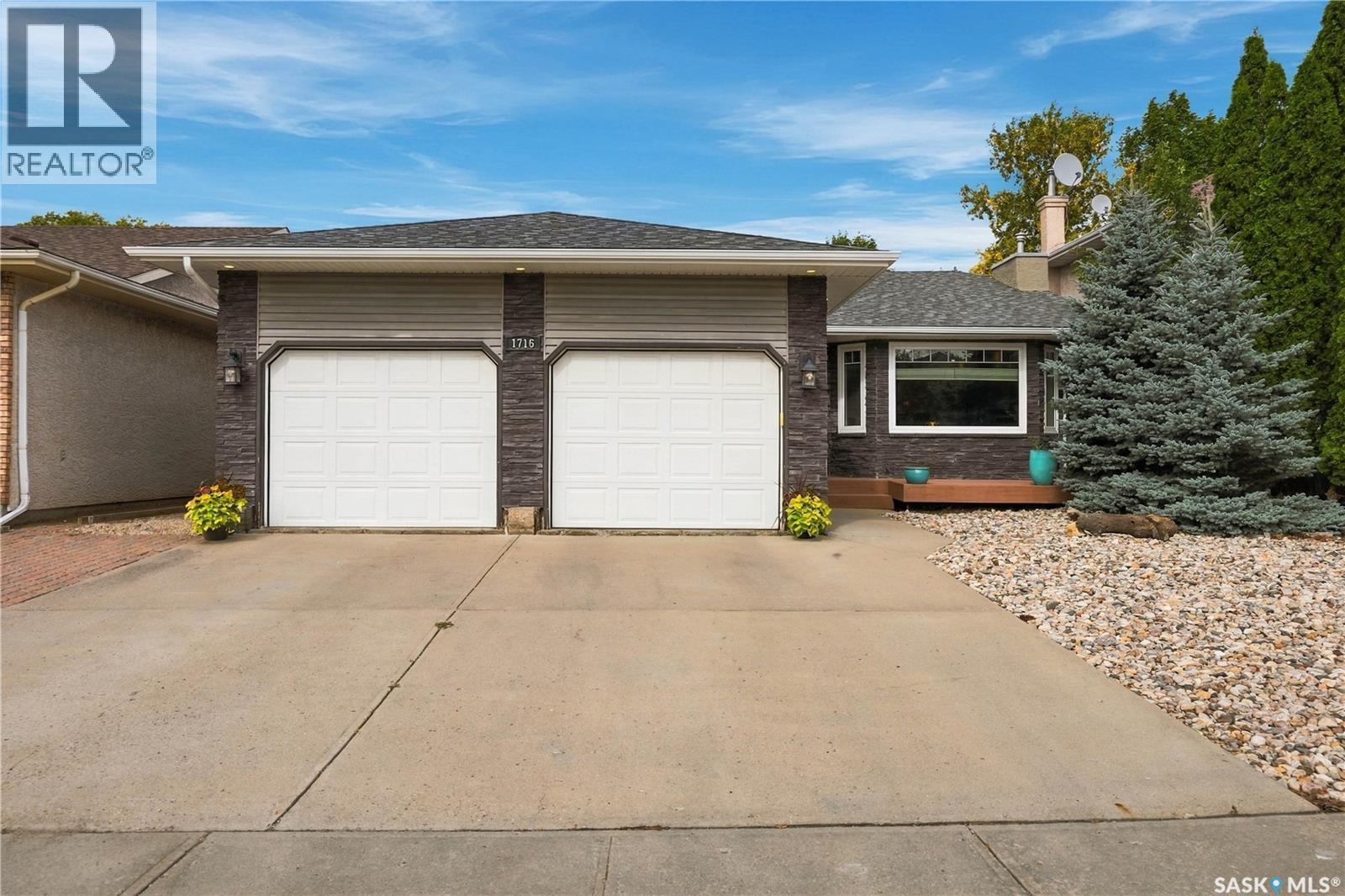 1716 Clive Bay E, Regina, SK