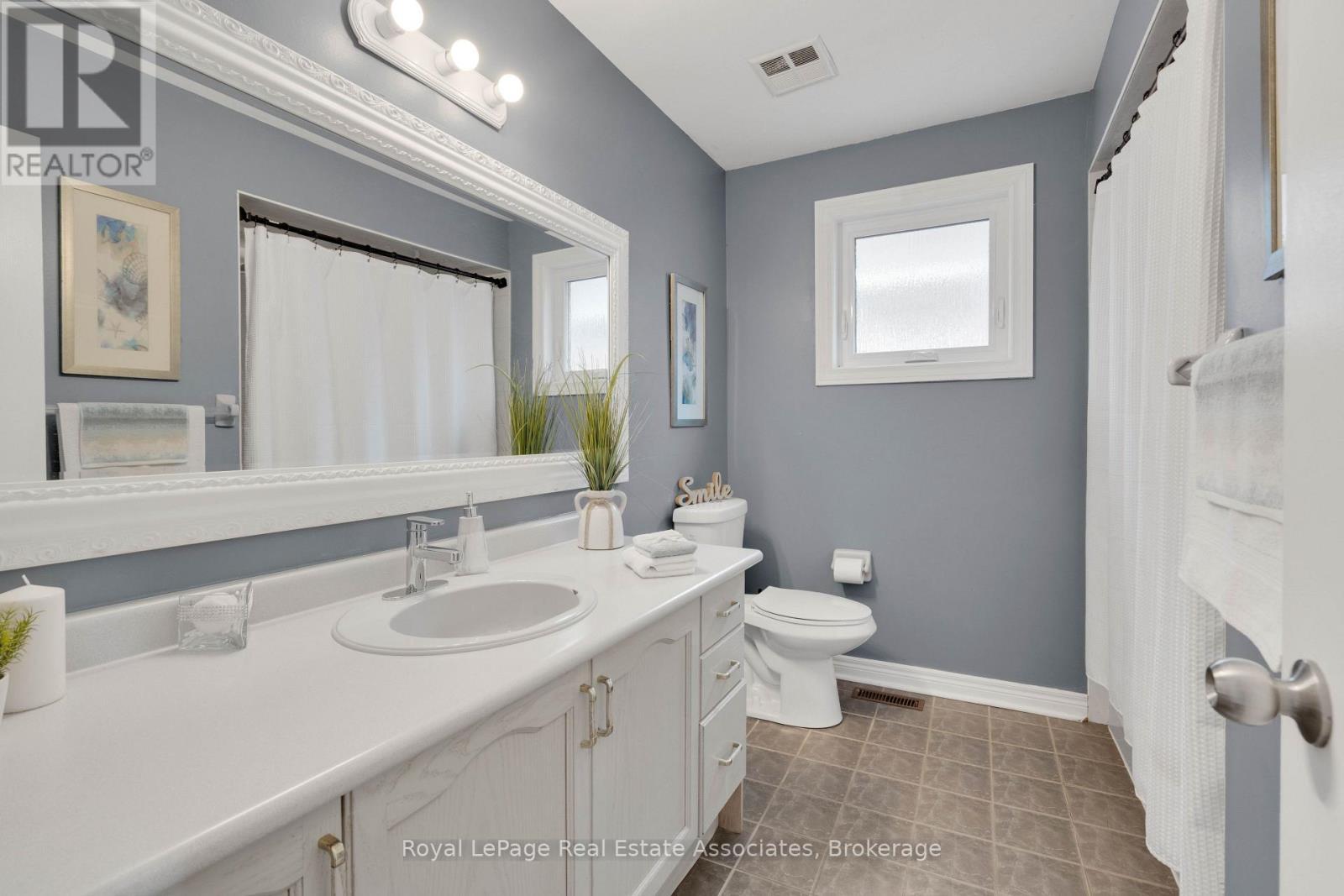 Main Bathroom - 3840 Althorpe Circle, Mississauga, ON