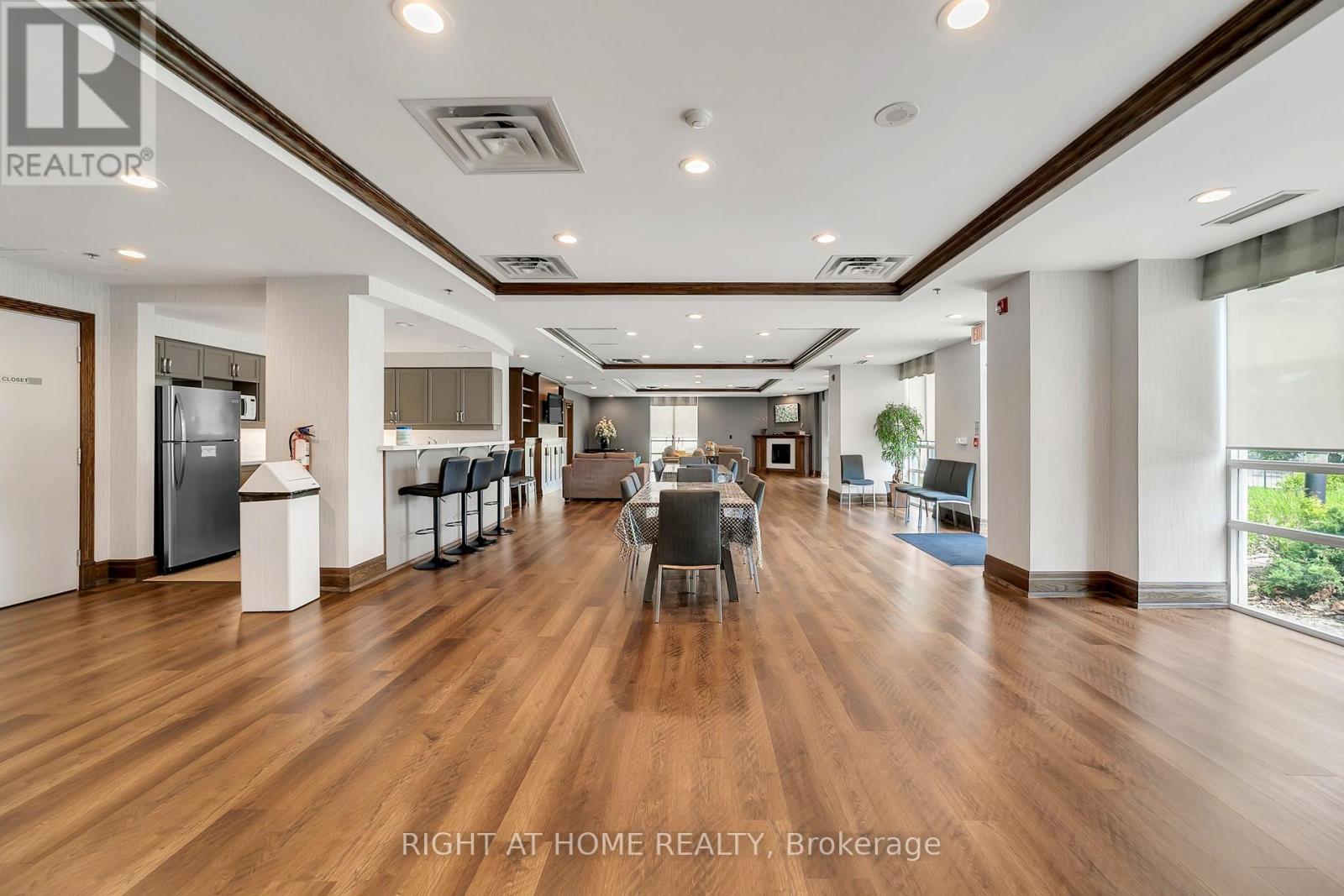 1202 - 11 Oneida Crescent, Richmond Hill, ON