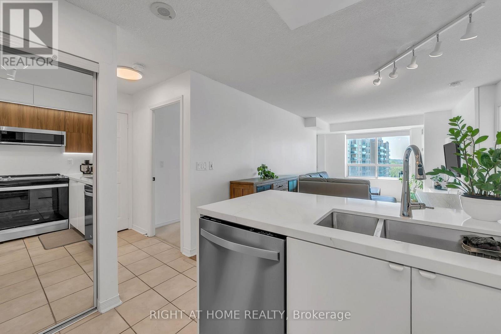 1202 - 11 Oneida Crescent, Richmond Hill, ON