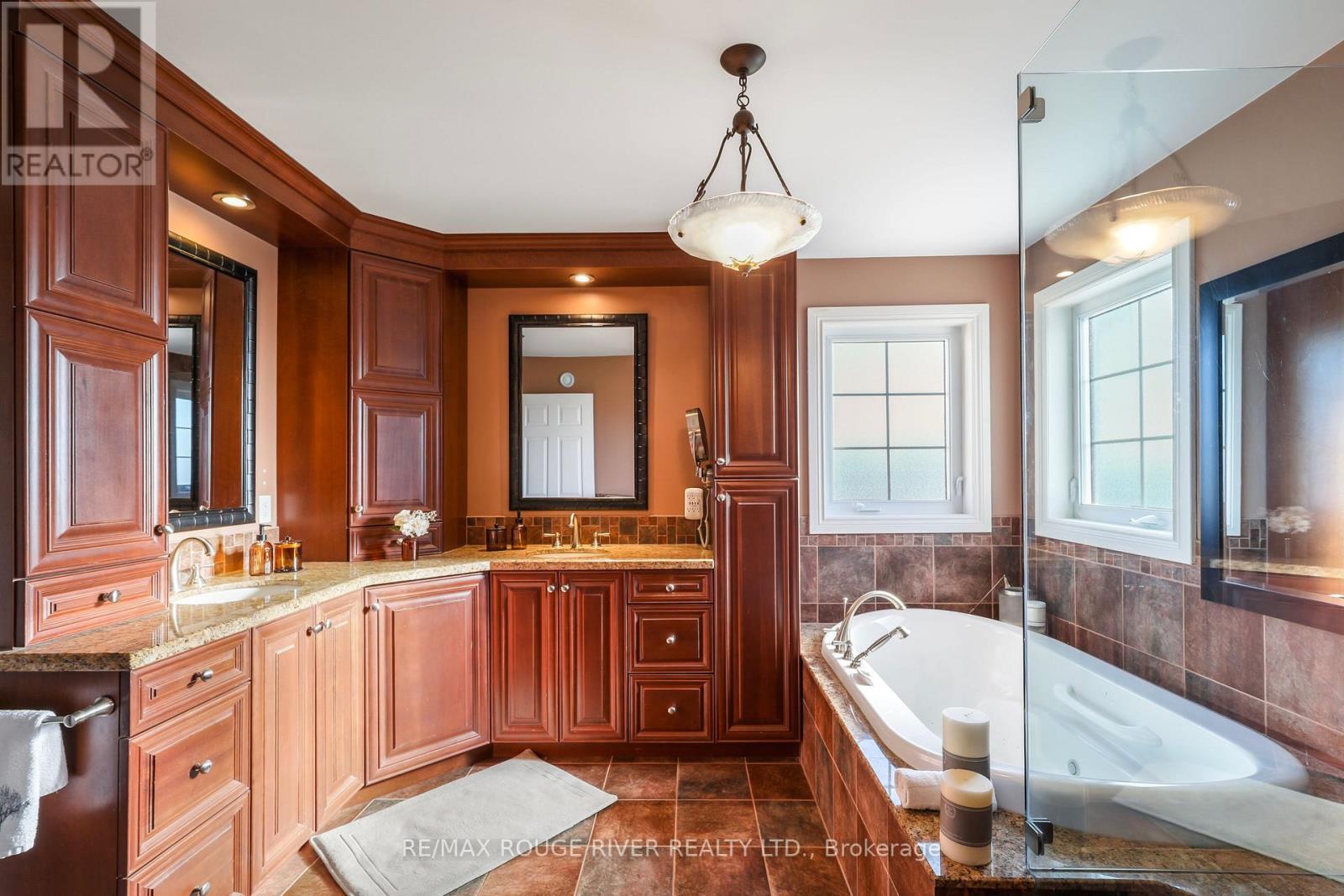 Jacuzzi Tub - 965 Ridge Valley Drive, Oshawa, ON