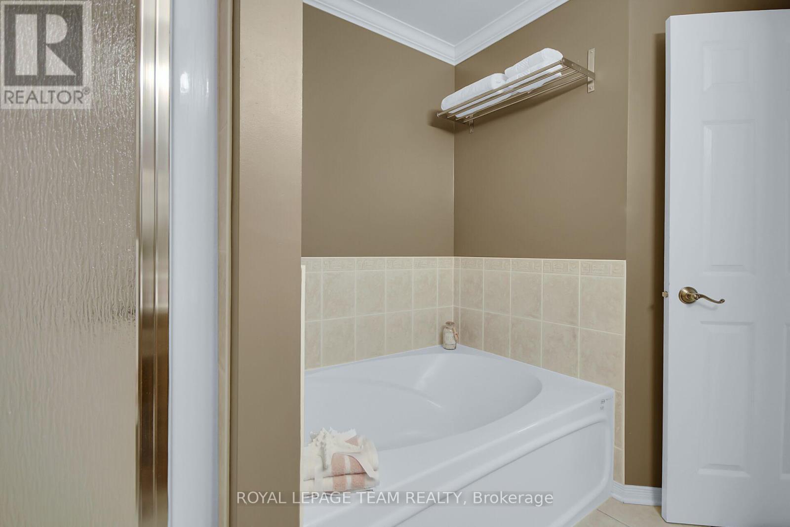 Soaker Tub with Separate Shower - 2136 Bergamot Circle, Ottawa, ON