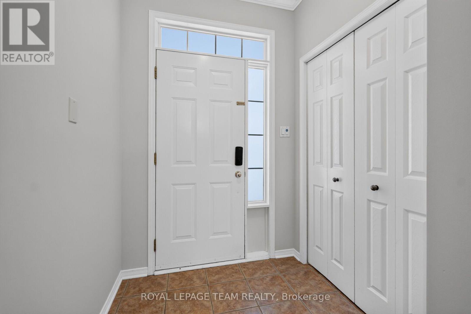 Front entrance with inside access to the garage - 2136 Bergamot Circle, Ottawa, ON