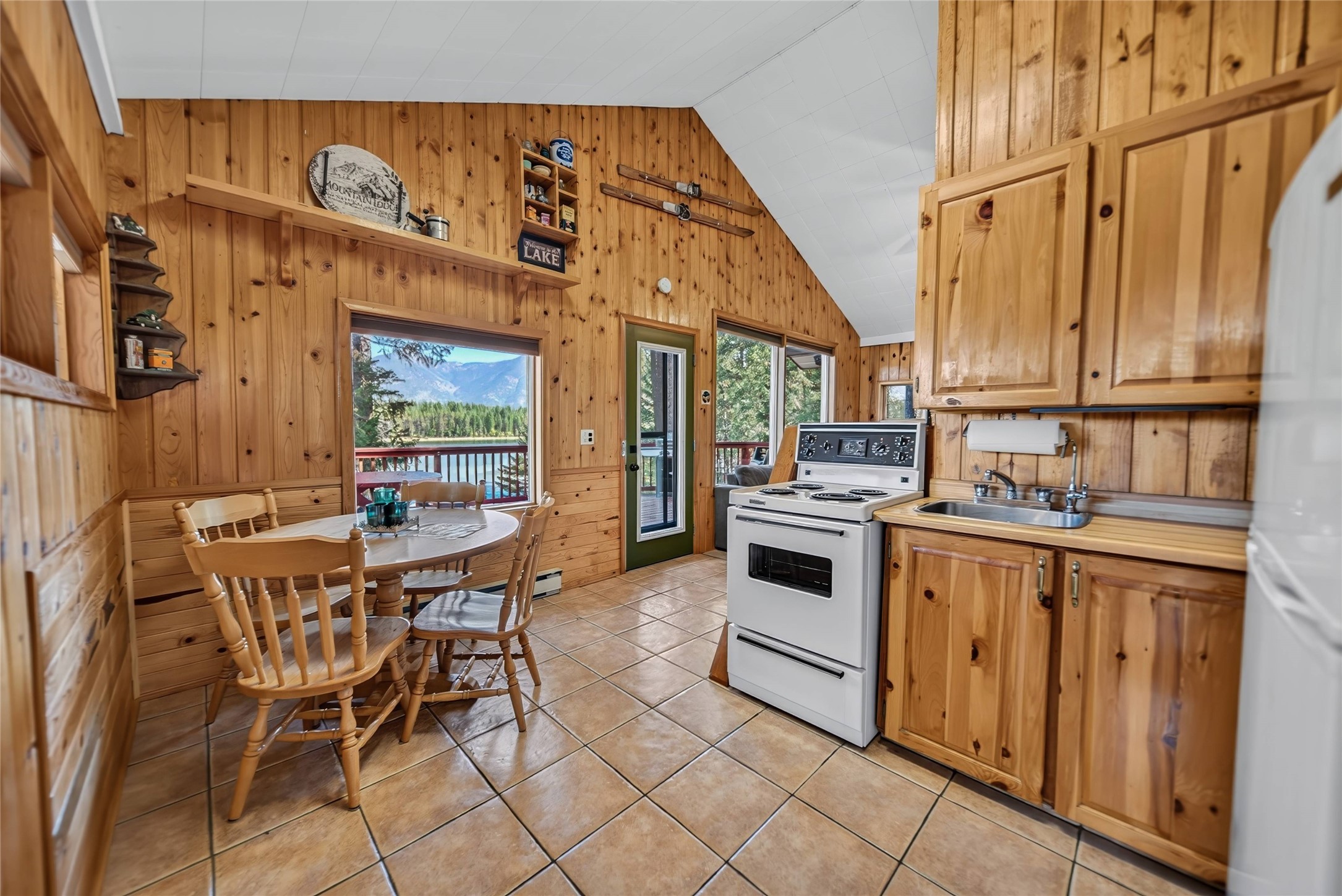 1249 Tie Lake Shore Road, Jaffray, BC