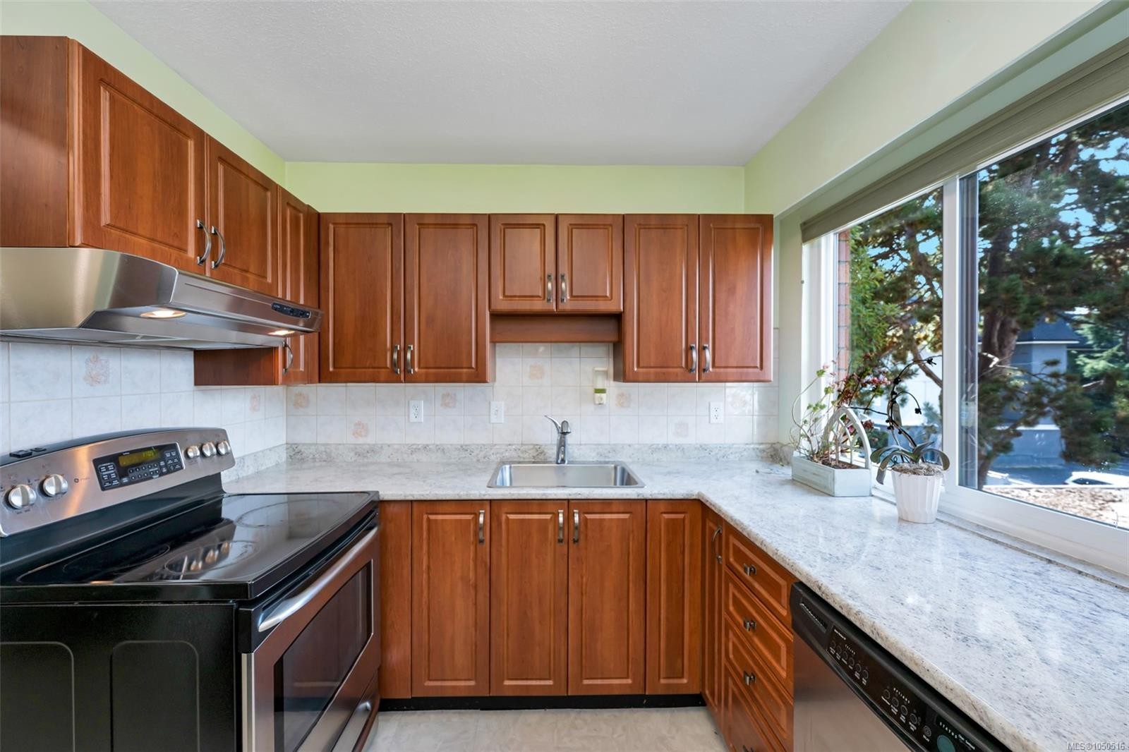 #310-853 Selkirk Ave, Esquimalt, BC