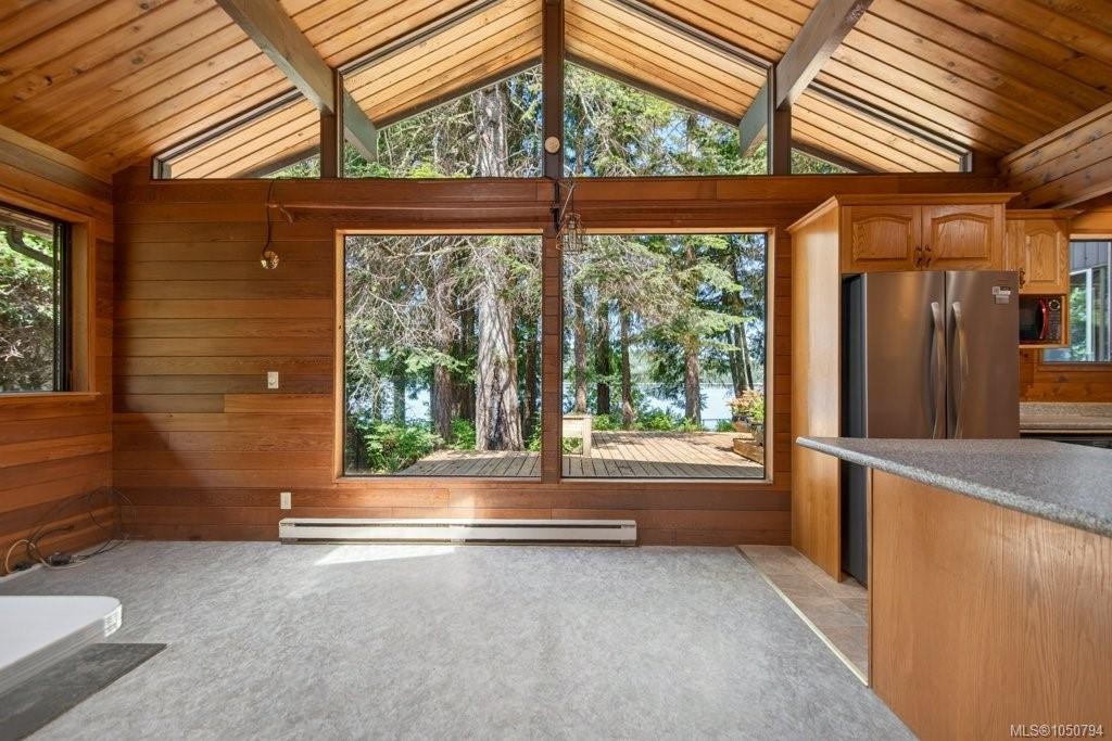 7630 Ships Point Rd, Fanny Bay, BC