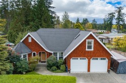 647 Temple St Parksville, BC V9P 1B4