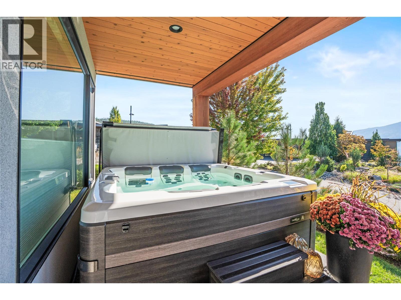 New Hot Tub with deep seating & interchangeable jet packs - 1666 Lakestone Drive, Lake Country, BC
